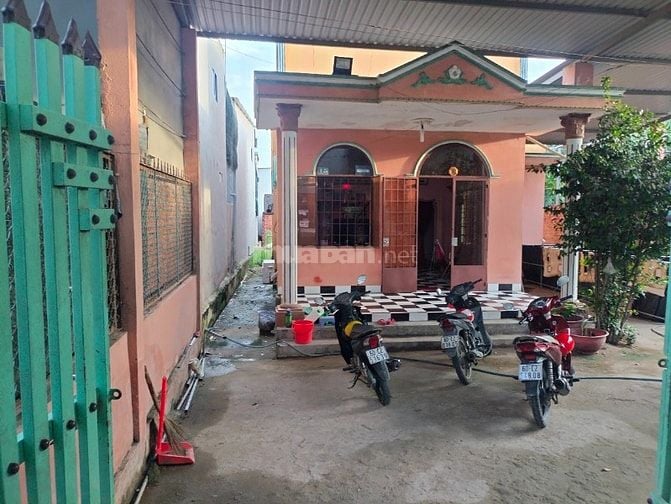 Nhà mặt tiền cách chợ 50m nở hậu cần bán