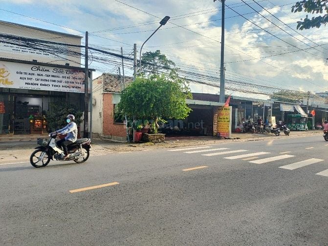 Nhà mặt tiền cách chợ 50m nở hậu cần bán