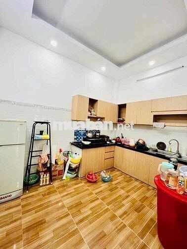 Nhà giáp Lê Văn Quới - DT 4x11 - đúc 3 tầng BTCT- Hẻm xe hơi- Chỉ 5,xt