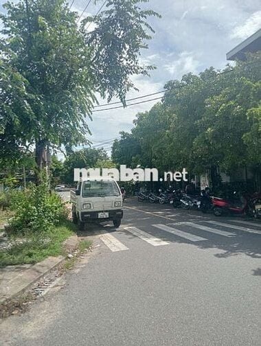 Bán căn nhà cấp 4.kien co . gần chợ non nước.cach biển tan trà 2k