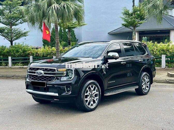 Ford Everest 2024 Titanium 2.0L 4x2 AT - 24000 km