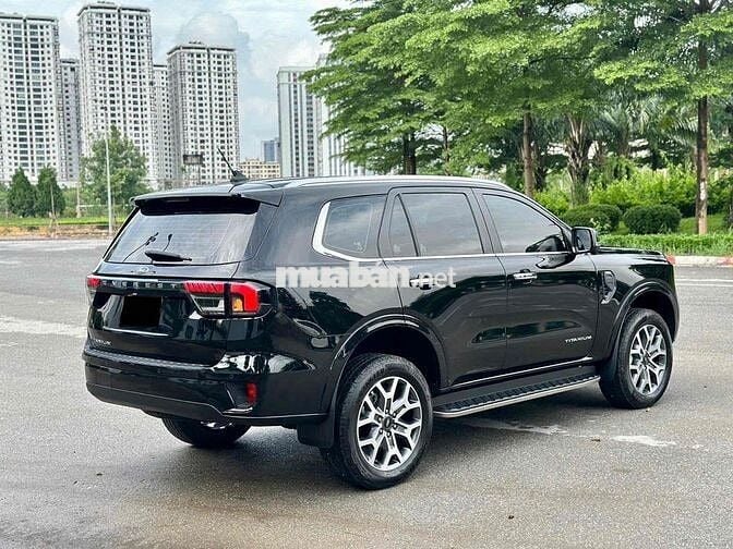 Ford Everest 2024 Titanium 2.0L 4x2 AT - 24000 km