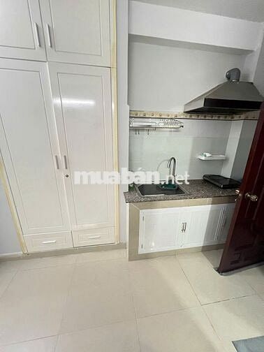 Phòng Q10, full nội thất, giờ giấc tự do, có cửa sổ trời