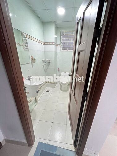 Phòng Q10, full nội thất, giờ giấc tự do, có cửa sổ trời