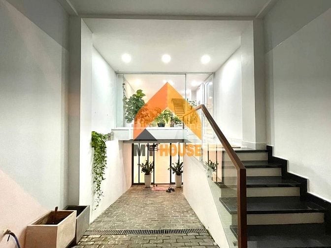 SAU LƯNG MEGA NHÀ HẦM TRỆT 4LẦU NHÀ ĐẸP ĐÚNG GIÁ VỊ TRÍ THUẬN LỢI