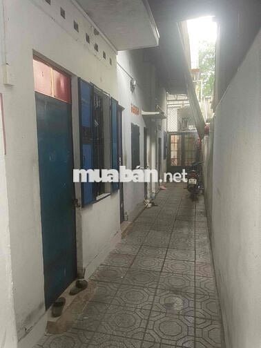 phòng trọ : có 2 cửa trước sau rộng - có gác