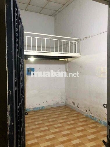 phòng trọ : có 2 cửa trước sau rộng - có gác