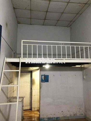 phòng trọ : có 2 cửa trước sau rộng - có gác