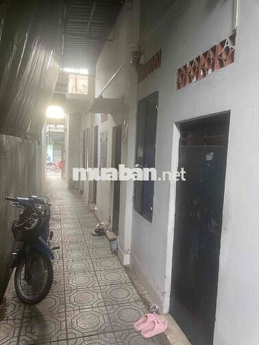 phòng trọ : có 2 cửa trước sau rộng - có gác