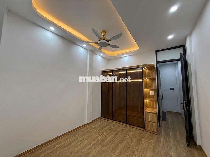 Giảm ngay 800tr! Nhà đẹp phố Hoàng Cầu, 45m*5T, thang máy, 20m ra phố