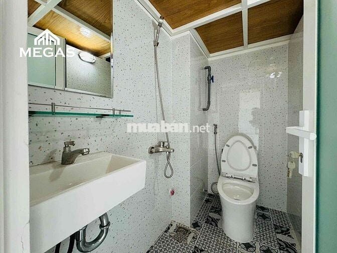 Phòng có gác 30m2 đường Dương Quảng Hàm ngay ĐH Văn Lang