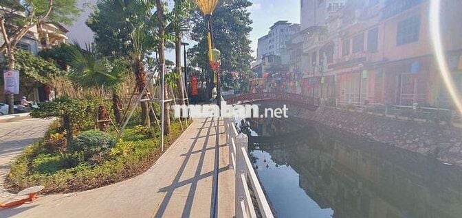 Bán Nhà Mặt Phố Trúc Bạch Ba Đình 100m2 4 tầng mặt 4m 56 tỷ