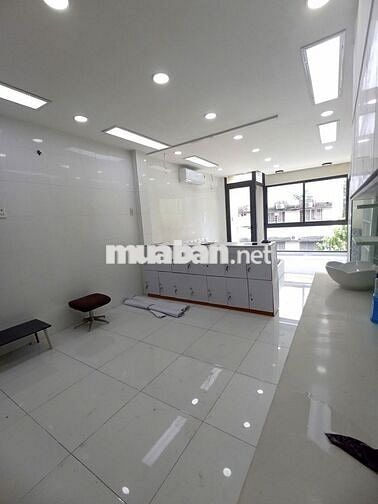 CÓ THANG MÁY - Mặt tiền Nguyễn Trãi, Quận 5 - DT 4x10m, GIÁ TỐT