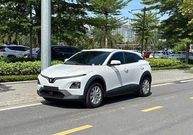 VinFast VF6 Eco 2025