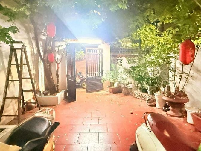 Cần bán nhà Cầu Giấy, lô góc, gần phố, 102m2, 5m MT, Giá: 21,9 tỷ