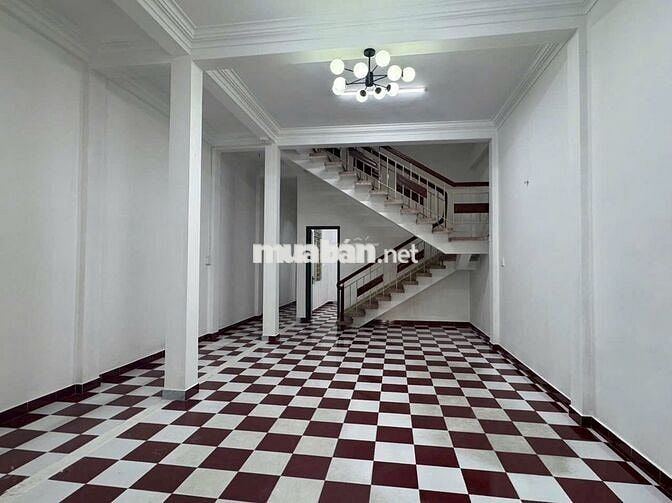 MB NHÀ TRỆT 2 LẦU ĐƯỜNG 30/4 CÓ 5PN-5WC SÂN CỰC RỘNG,NHÀ MỚI SẠCH