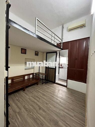 Cho thuê phòng 20m2 gác xép đường Tràng Thi, quận Hoàn Kiếm