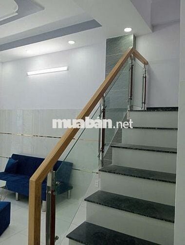 NHÀ BÌNH TRỊ ĐÔNG KẾ TÊN LỬA HẺM XE HƠI
