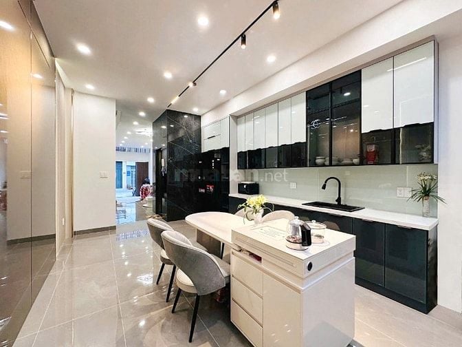 Bán nhà đẹp mặt tiền đường số lâm văn bền quận 7