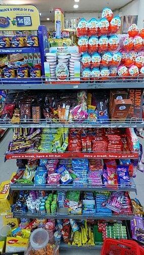 Lễ Sắp Đến ! Cửa Hàng Sáu Nghi Cần Tuyển Nhân Viên Đi Làm Lễ
