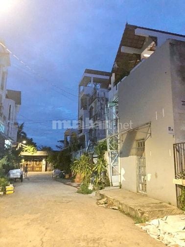 Hàng ngộp giá rẻ chỉ 100tr/m2 vẫn còn thương lượng quận 7