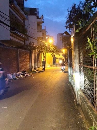Hàng ngộp giá rẻ chỉ 100tr/m2 vẫn còn thương lượng quận 7
