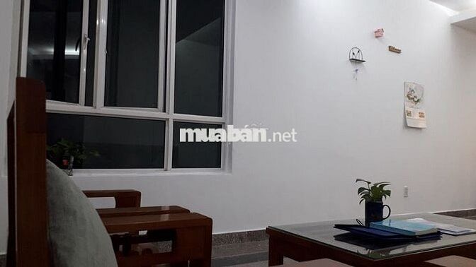 Căn hộ 2PN đầy đủ nội thất, thiết kế gỗ, bồn tắm ở Tây Nguyên Plaza.