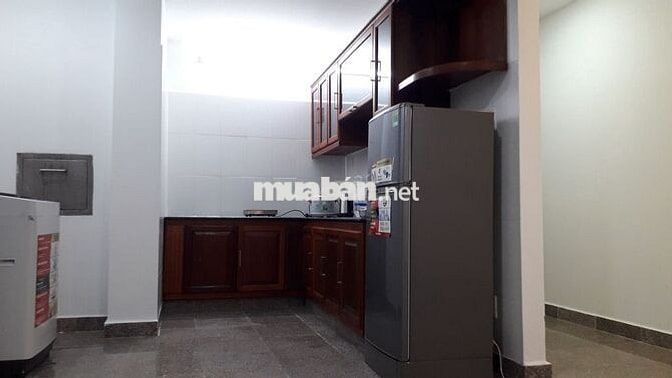 Căn hộ 2PN đầy đủ nội thất, thiết kế gỗ, bồn tắm ở Tây Nguyên Plaza.