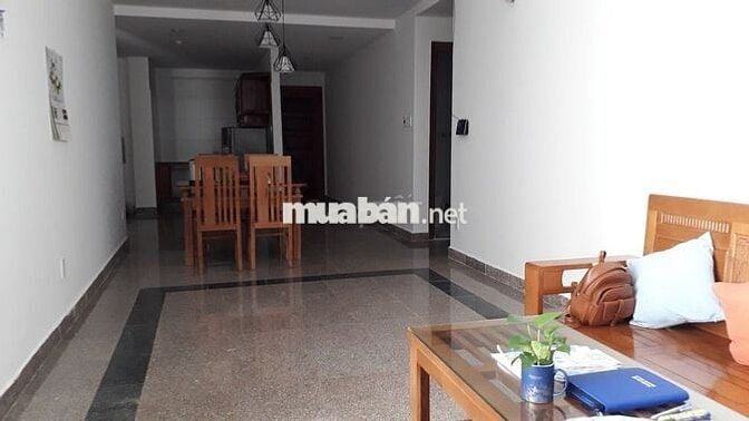 Căn hộ 2PN đầy đủ nội thất, thiết kế gỗ, bồn tắm ở Tây Nguyên Plaza.