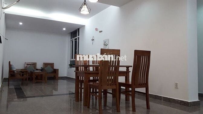 Căn hộ 2PN đầy đủ nội thất, thiết kế gỗ, bồn tắm ở Tây Nguyên Plaza.