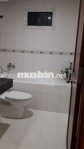Căn hộ 2PN đầy đủ nội thất, thiết kế gỗ, bồn tắm ở Tây Nguyên Plaza.