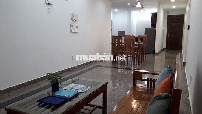 Căn hộ 2PN đầy đủ nội thất, thiết kế gỗ, bồn tắm ở Tây Nguyên Plaza.