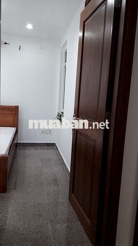 Căn hộ 2PN đầy đủ nội thất, thiết kế gỗ, bồn tắm ở Tây Nguyên Plaza.