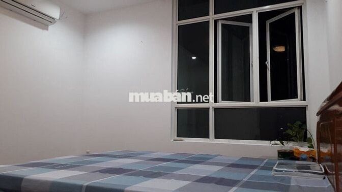 Căn hộ 2PN đầy đủ nội thất, thiết kế gỗ, bồn tắm ở Tây Nguyên Plaza.