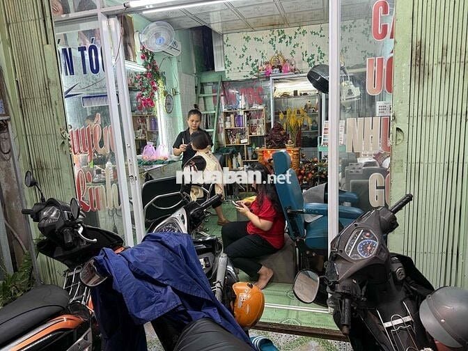 sang mặt bằng tiệm tóc nữ và đồ dùng gia đình