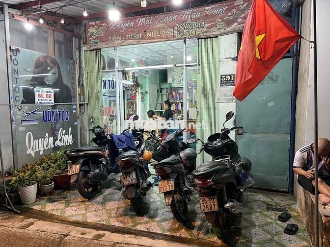 sang mặt bằng tiệm tóc nữ và đồ dùng gia đình