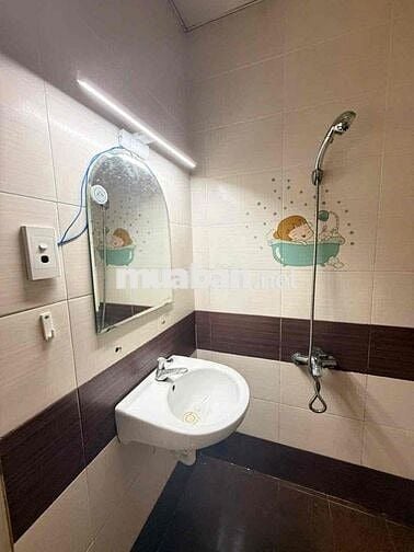 CHDV giữ đến đầu tháng 9 Gần UEH có gác ban công cửa sổ