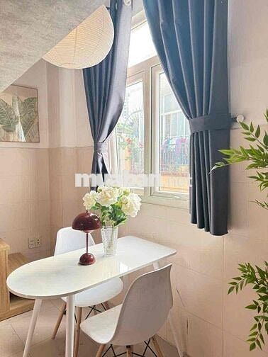 CHDV giữ đến đầu tháng 9 Gần UEH có gác ban công cửa sổ