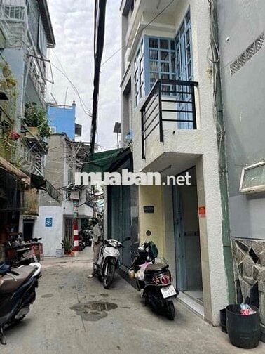 nhà cần bán bán chính chủ DT 2m50x4m12 .1 lầu .1 P .2 tolet