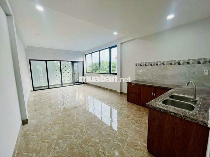 Cho thuê phòng ban công view kính siêu thoáng ở Lê Trọng Tấn
