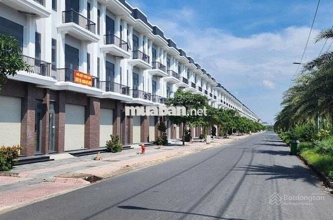Bán nhà mặt tiền đường ĐT 823 1 trệt, 2 lầu diện tích 90m2 Giá 2 tỷ 6