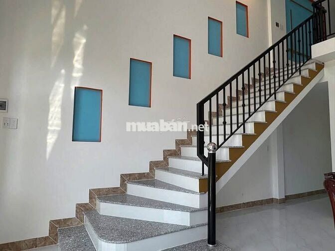 Cần bán nhà 1 sân rộng, 1 phòng khách,4 PN, 1 phòng bếp và WC, 1,25 tỷ