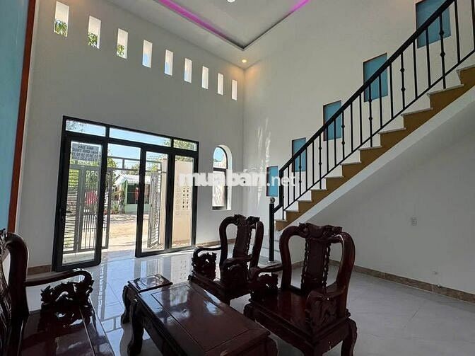 Cần bán nhà 1 sân rộng, 1 phòng khách,4 PN, 1 phòng bếp và WC, 1,25 tỷ
