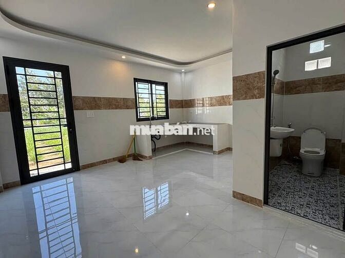 Cần bán nhà 1 sân rộng, 1 phòng khách,4 PN, 1 phòng bếp và WC, 1,25 tỷ