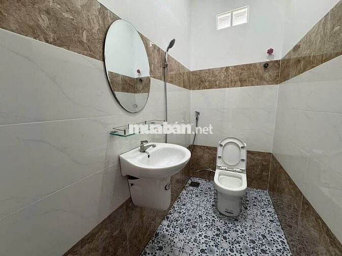 Cần bán nhà 1 sân rộng, 1 phòng khách,4 PN, 1 phòng bếp và WC, 1,25 tỷ