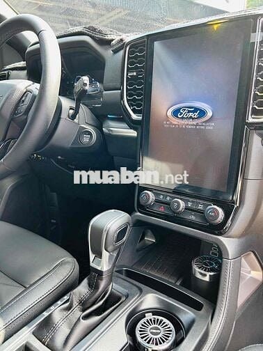 Ford Everest 2025 Titanium 2.0L 4x2 AT - 900 km