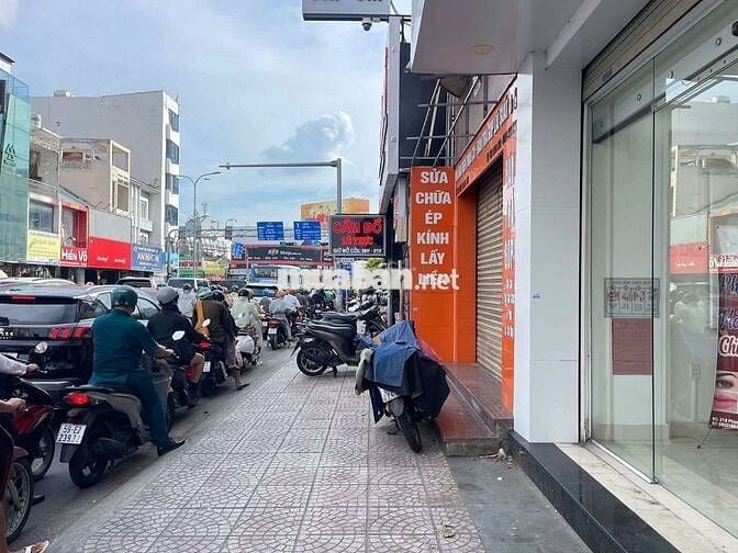 Cho thuê mặt bằng trệt có phòng phía sau,ngay ngã tư ầm suất