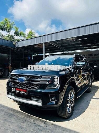 Ford Everest 2025 Titanium 2.0L 4x2 AT - 900 km