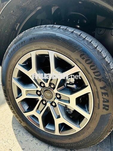 Ford Everest 2025 Titanium 2.0L 4x2 AT - 900 km