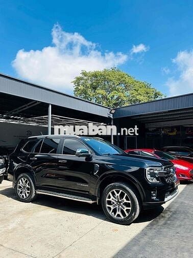 Ford Everest 2025 Titanium 2.0L 4x2 AT - 900 km